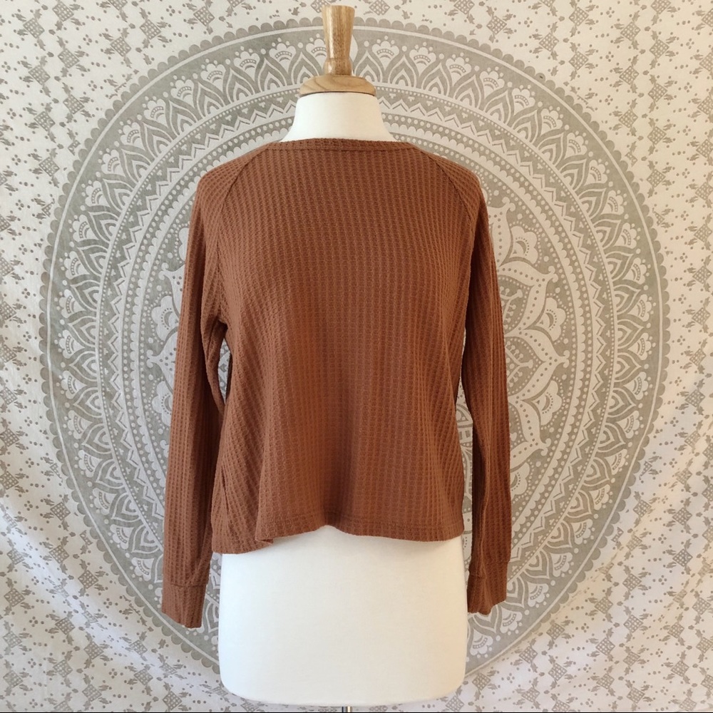Long sleeve light hazelnut tee with circle detail